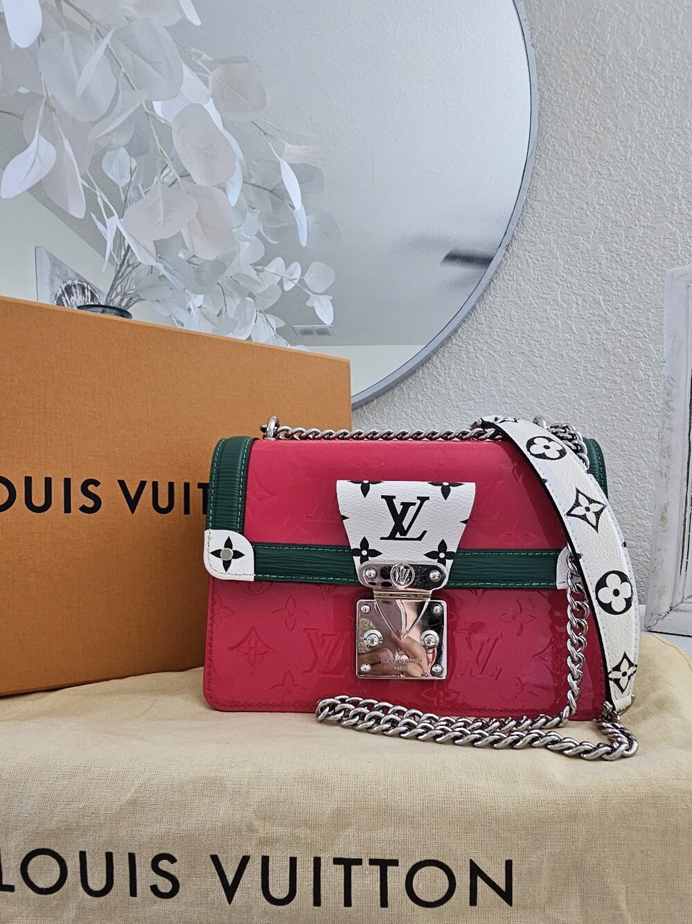 EUC Louis Vuitton Monogram Pink Vernis Wynwood shoulder bag